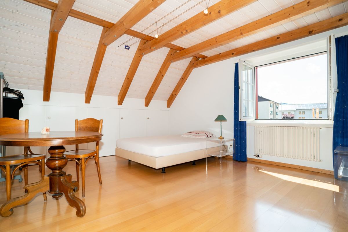 Dachgeschosszimmer mit sichtbaren Holzbalken