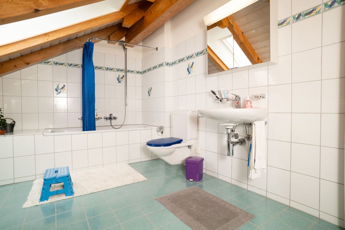 Badezimmer mit Dachschrägen und Badewanne