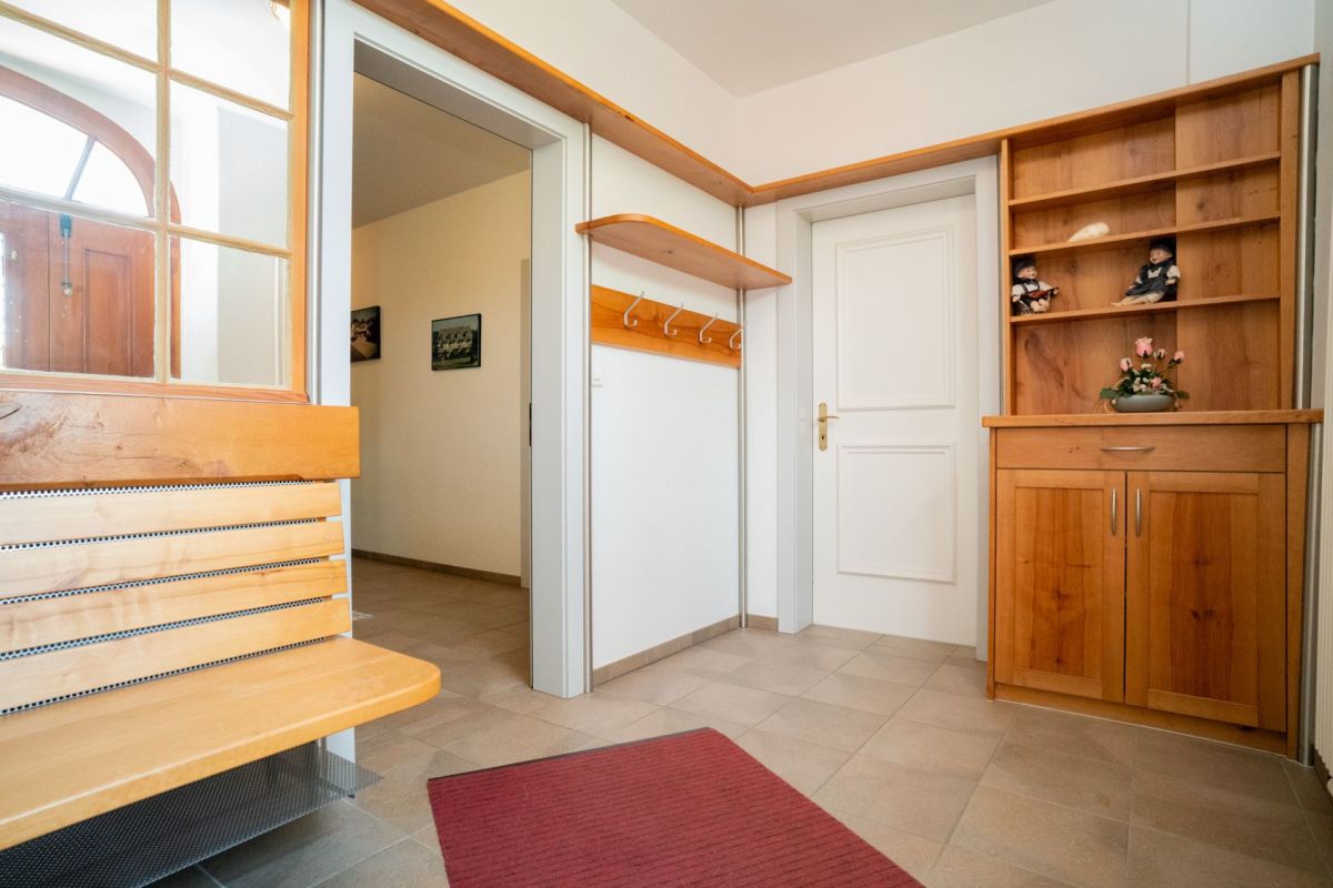 Heller Eingangsbereich mit Holzmöbeln