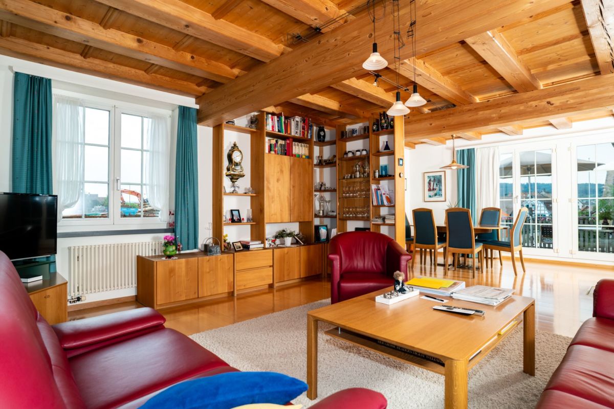Wohnzimmer mit Holzdecke und Essbereich