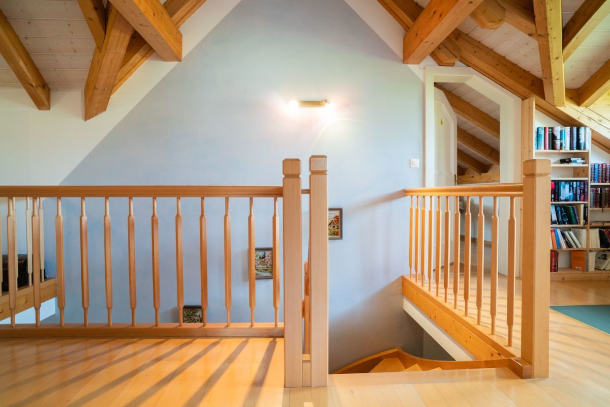 Offene Galerie mit Holzgeländer