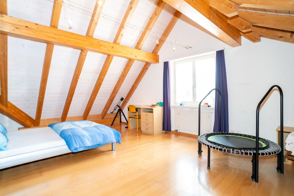 Dachgeschoss-Schlafzimmer mit Holzbalken