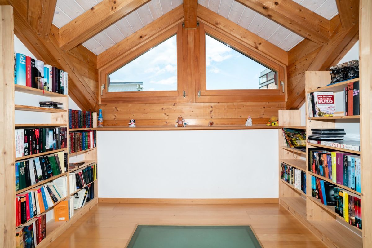 Dachgeschosszimmer mit Bücherregalen