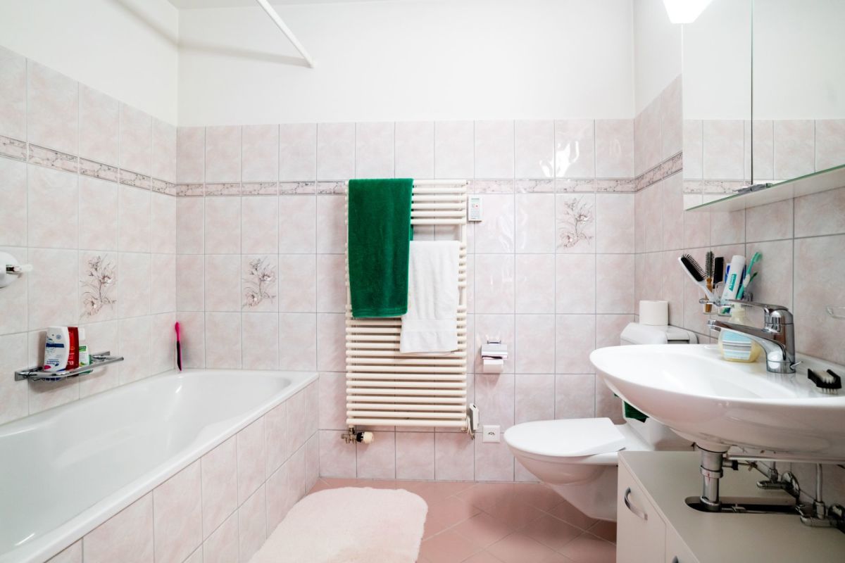 Helles Badezimmer mit Badewanne und Waschbecken