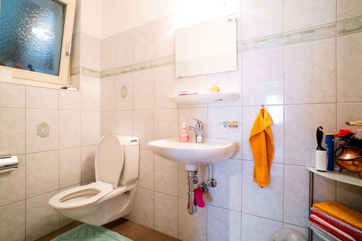 Gäste-WC mit Fenster