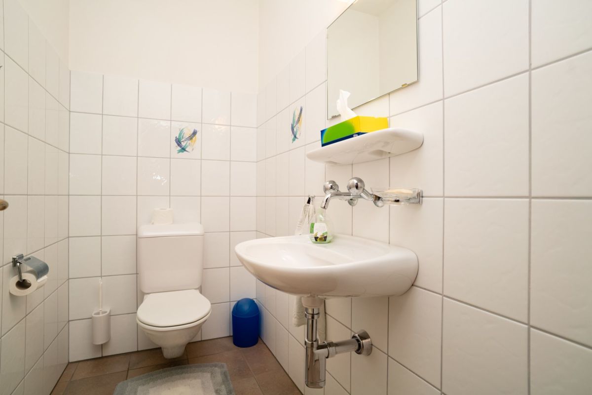 Kleines Gäste-WC mit Waschbecken und Toilette