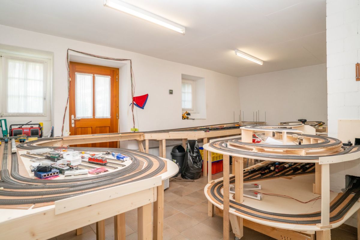 Heller Raum mit Modellbahnanlage