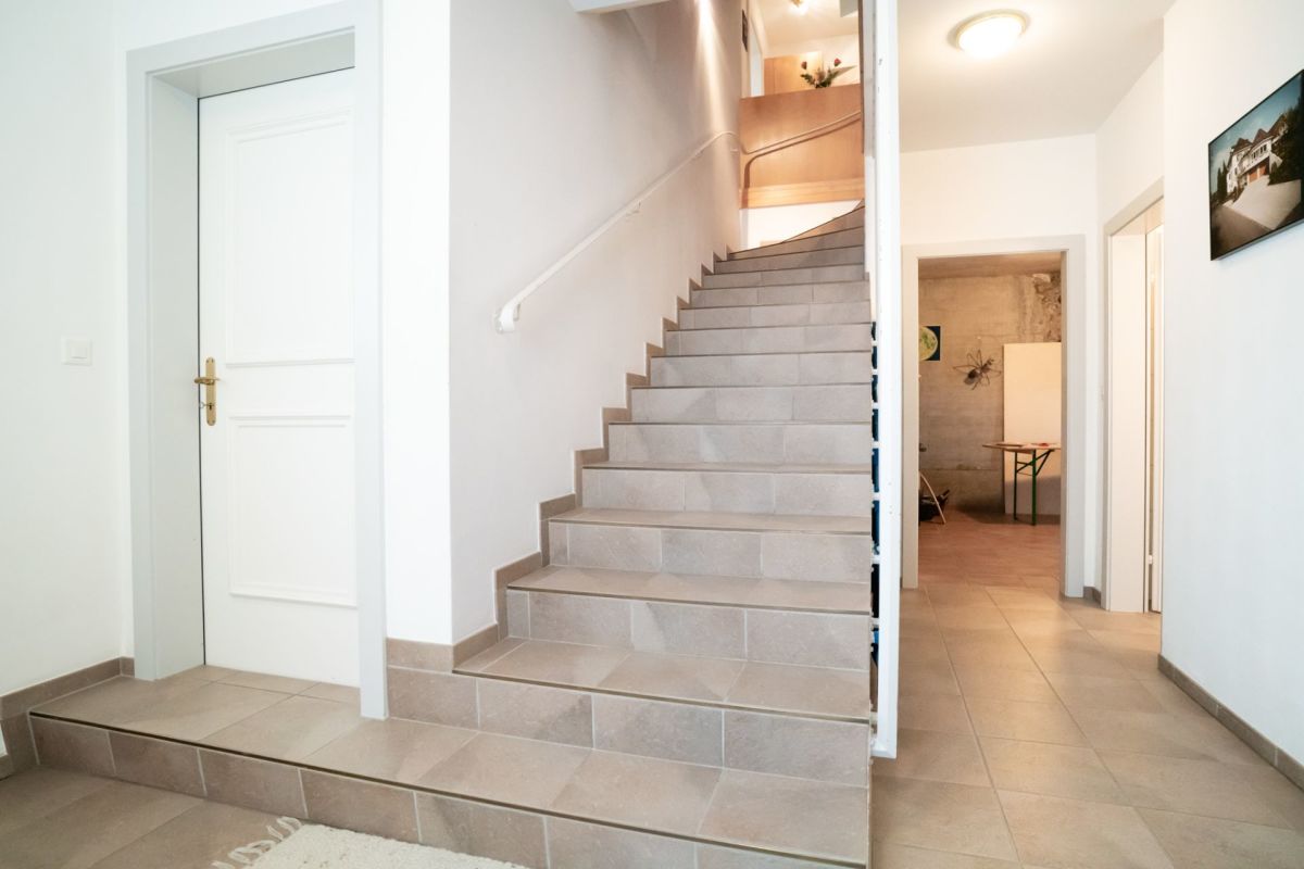 Heller Eingangsbereich mit Treppe
