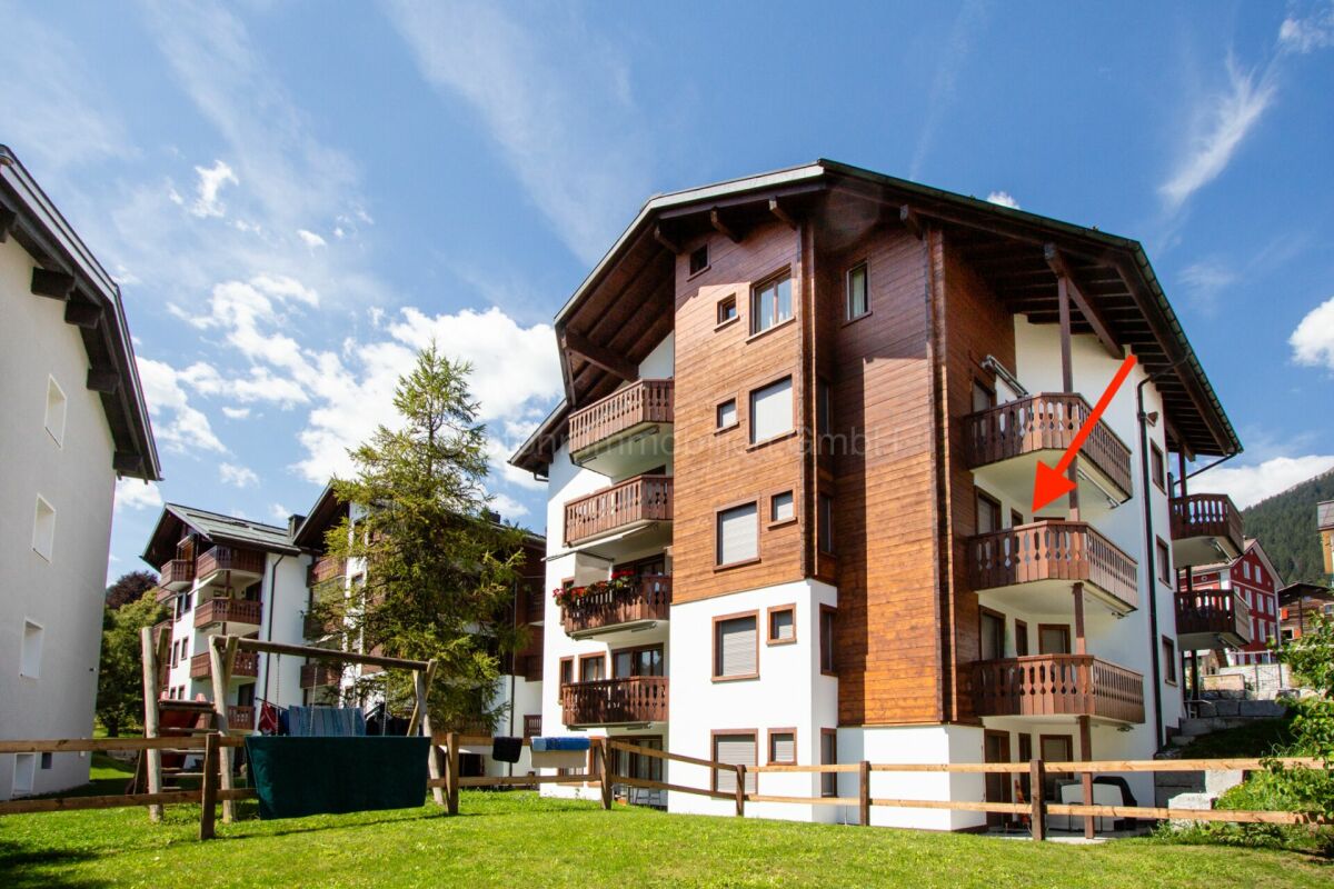 Außenansicht eines Chalet-Mehrfamilienhauses mit Balkonen