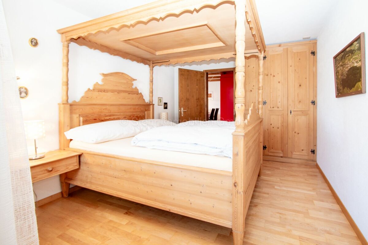 Gemütliches Schlafzimmer mit Holzmöbeln