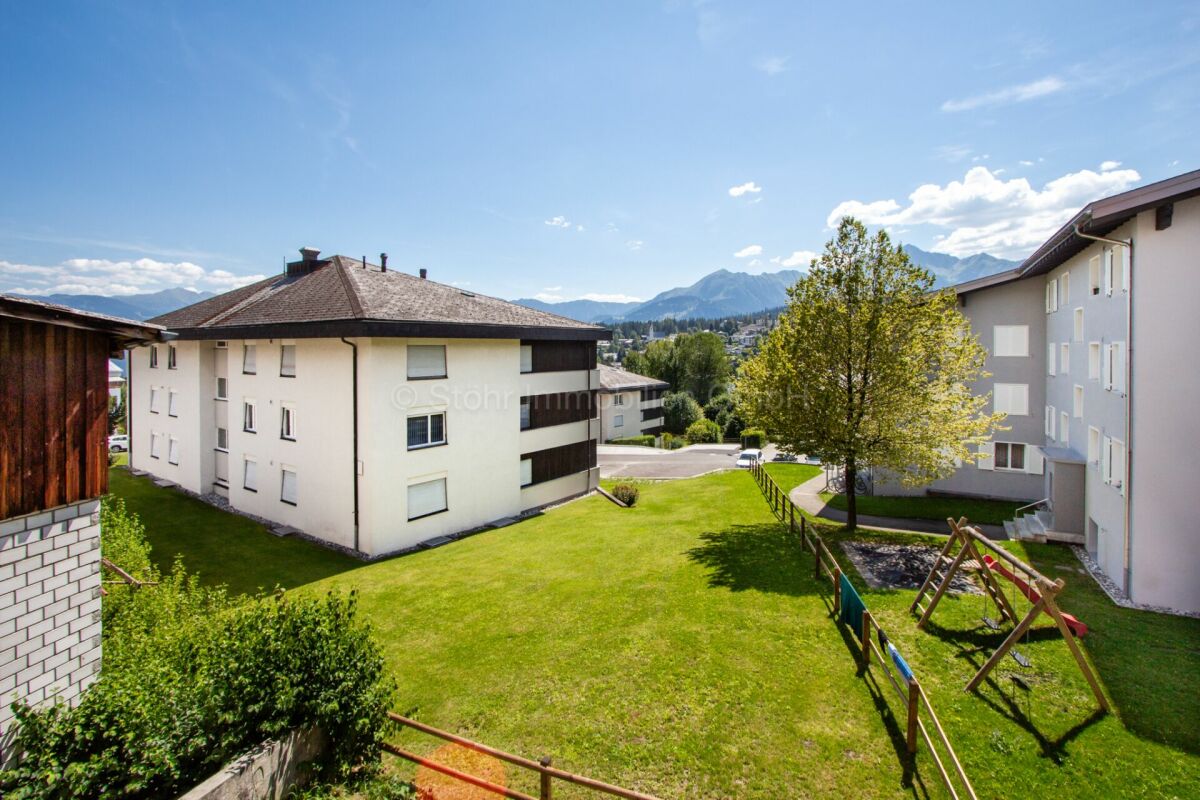 Wohnanlage mit Garten und Bergblick