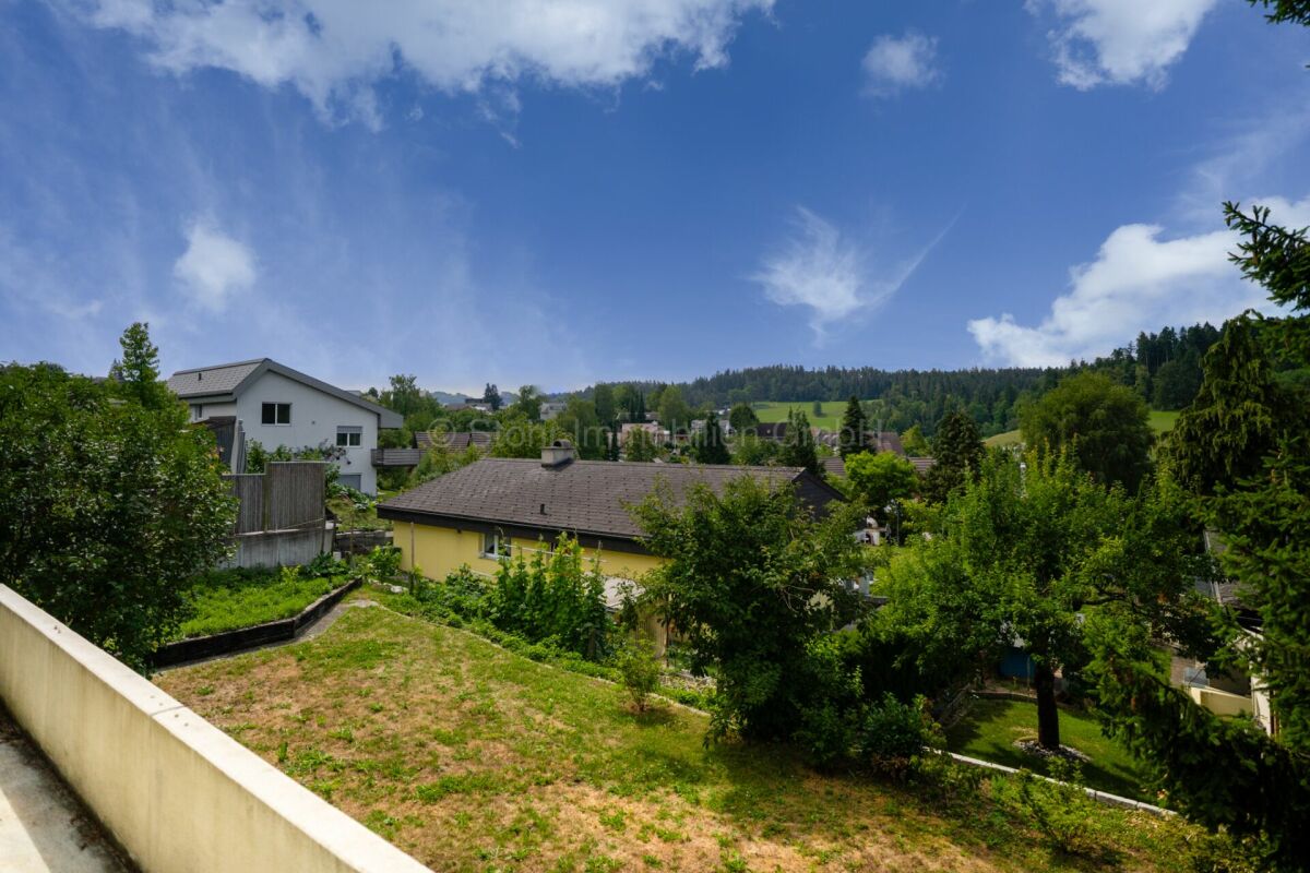 Balkonblick auf Garten und Wohnhäuser