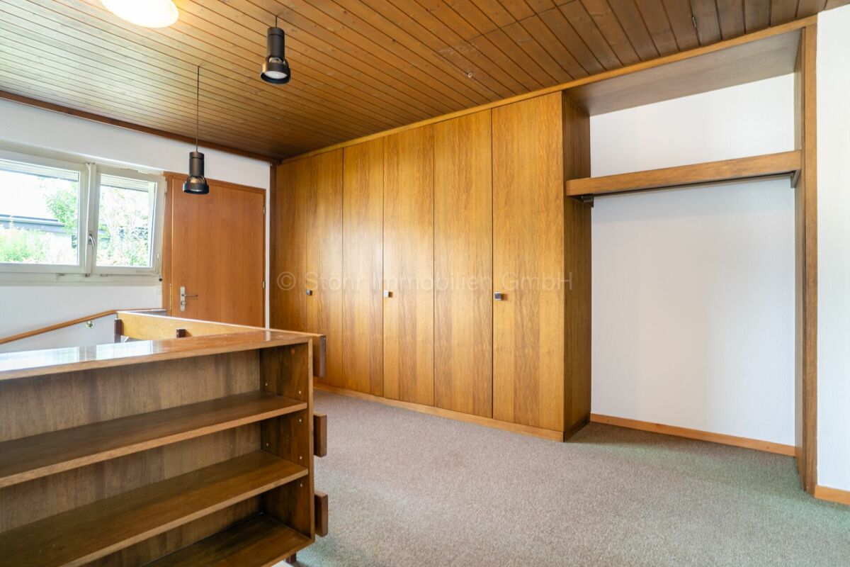 Holzgetäfelter Raum mit Einbauschrank
