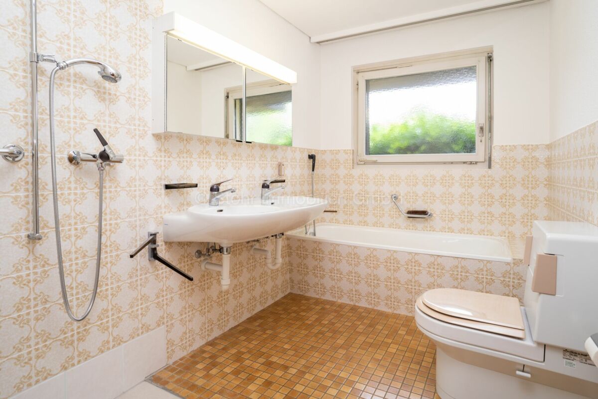 Badezimmer mit Badewanne und Dusche