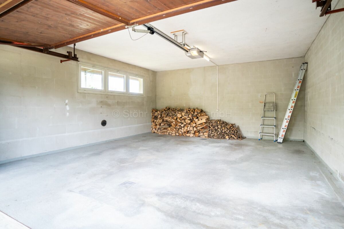 Innenraum einer Garage mit Brennholzlager