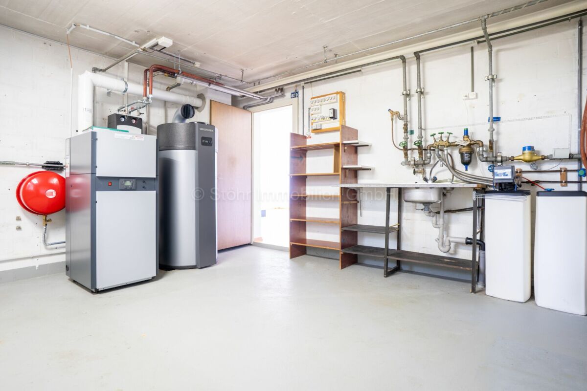 Technikraum mit Heizungs- und Wasserinstallation