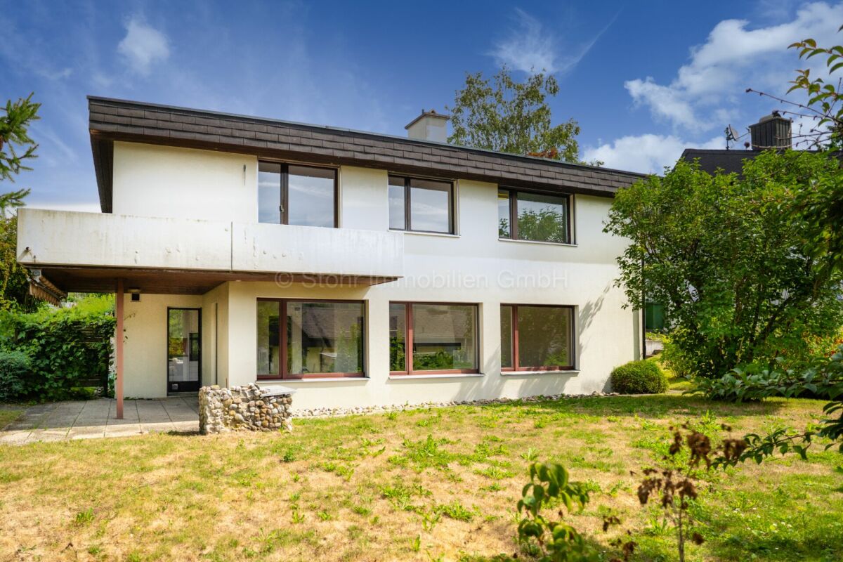 Zweistöckiges Wohnhaus mit Garten
