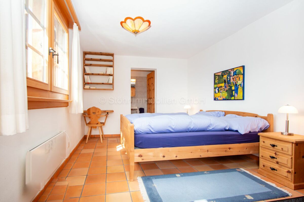 Helles Schlafzimmer mit Holzmöbeln