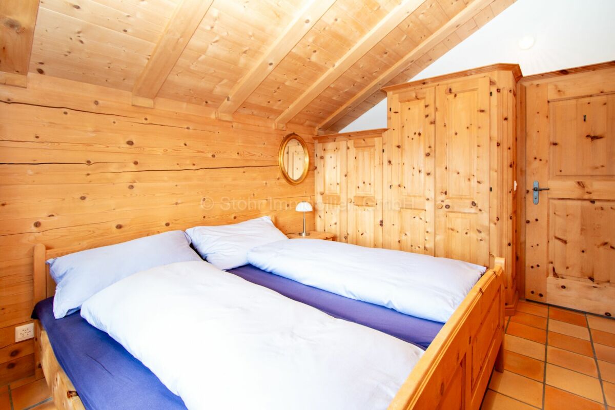 Holzvertäfeltes Schlafzimmer im Dachgeschoss