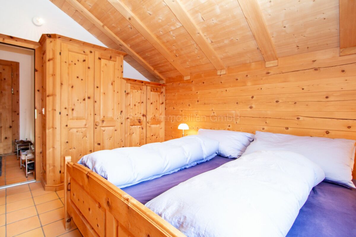 Rustikales Schlafzimmer mit viel Holz