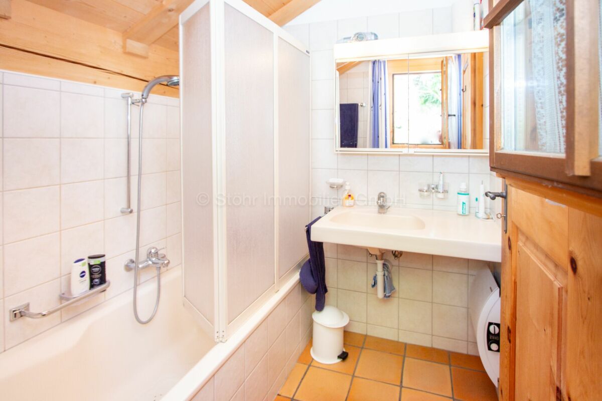 Badezimmer mit Wannenbad und Dachschräge