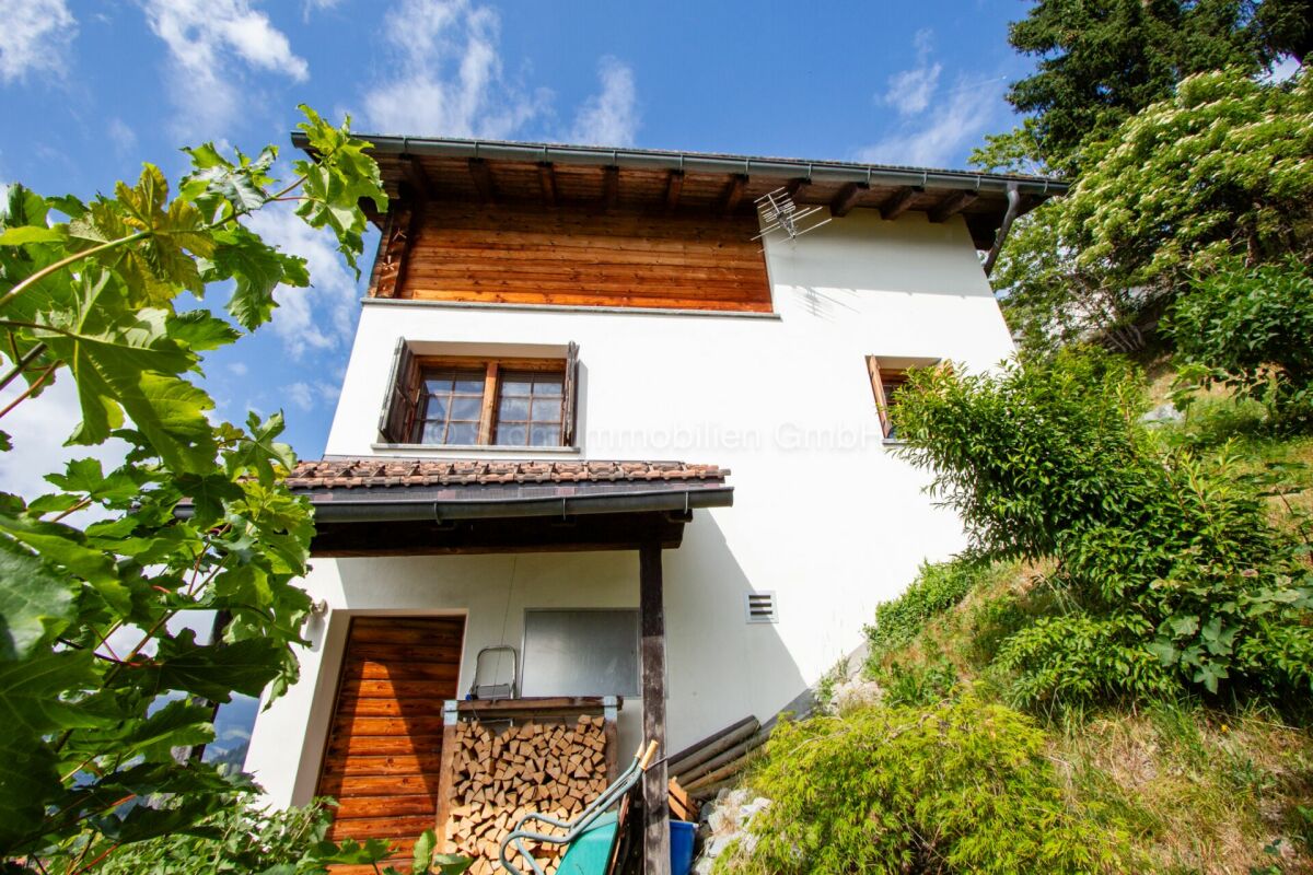 Außenansicht eines Hauses am Hang