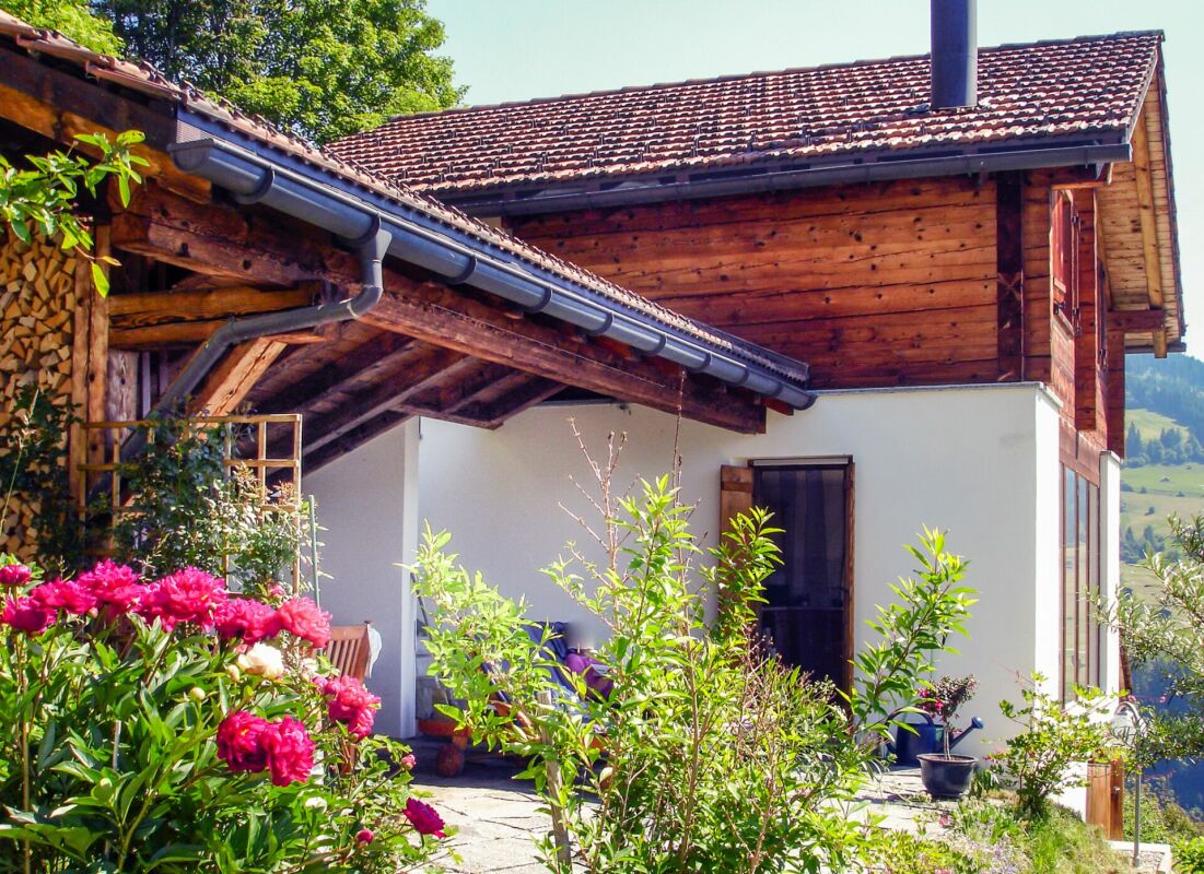 Alpenhaus mit Garten und Holzbalkon