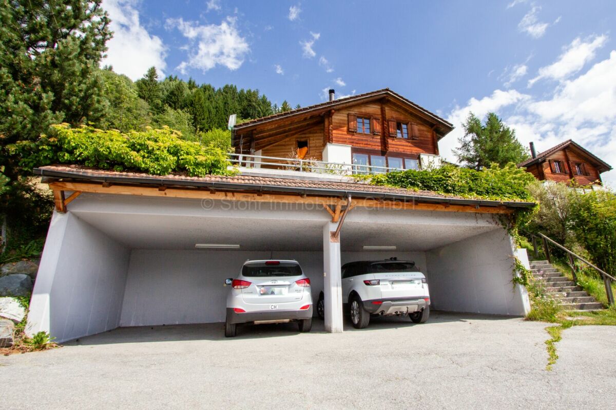 Alpengarage mit Holzhaus darüber