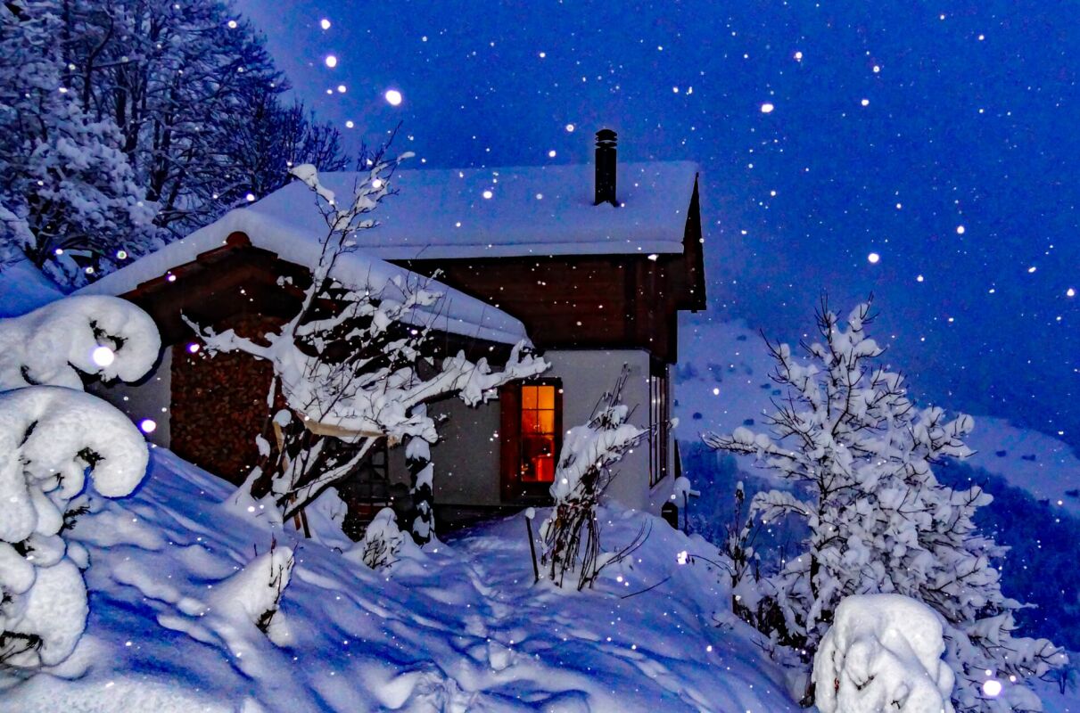 Winterliches Haus im Schnee bei Dämmerung