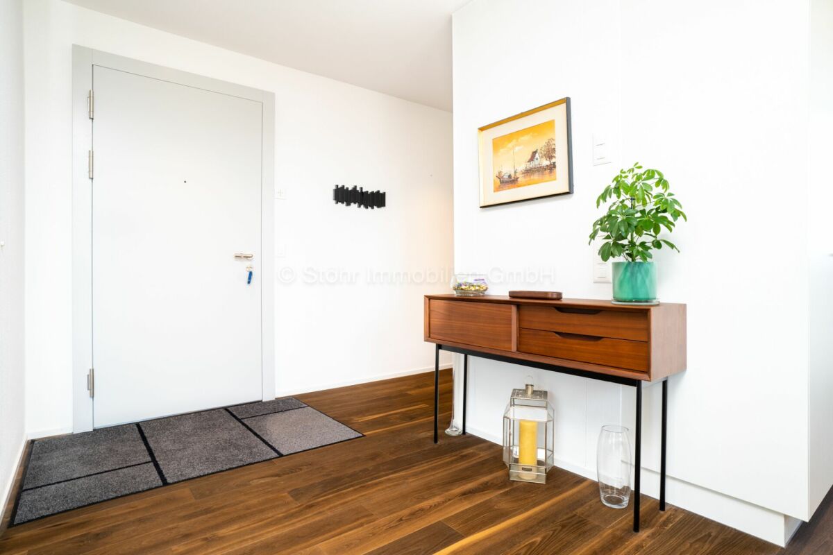 Heller Eingangsbereich mit Sideboard