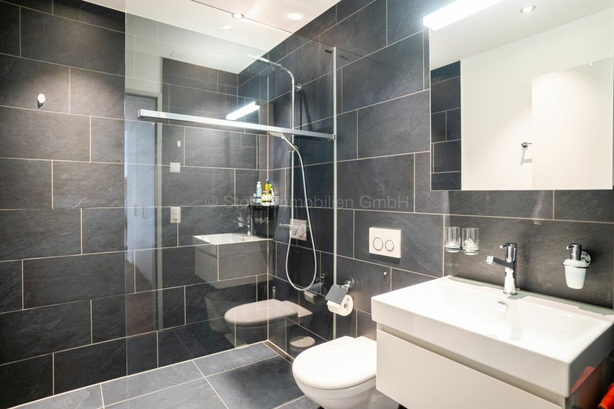 Modernes Badezimmer mit Dusche und Waschtisch