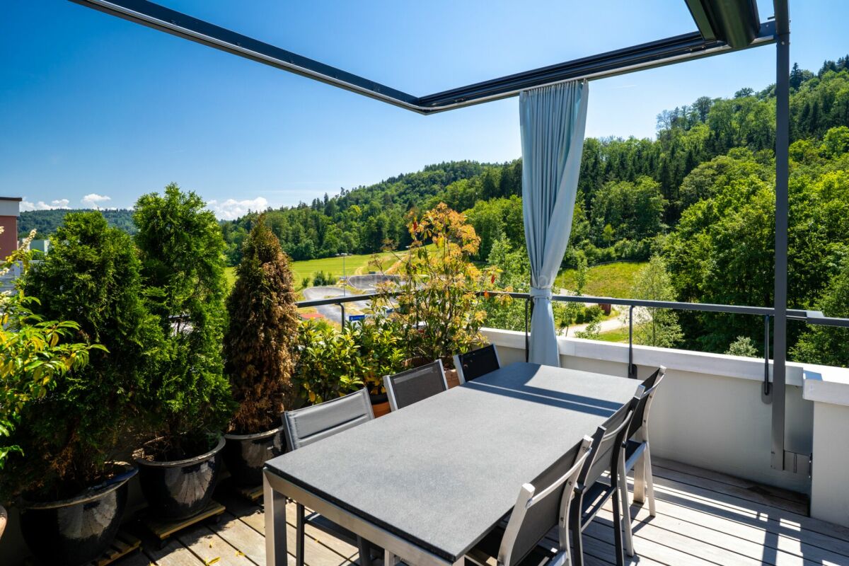 Balkon mit Ausblick ins Grüne