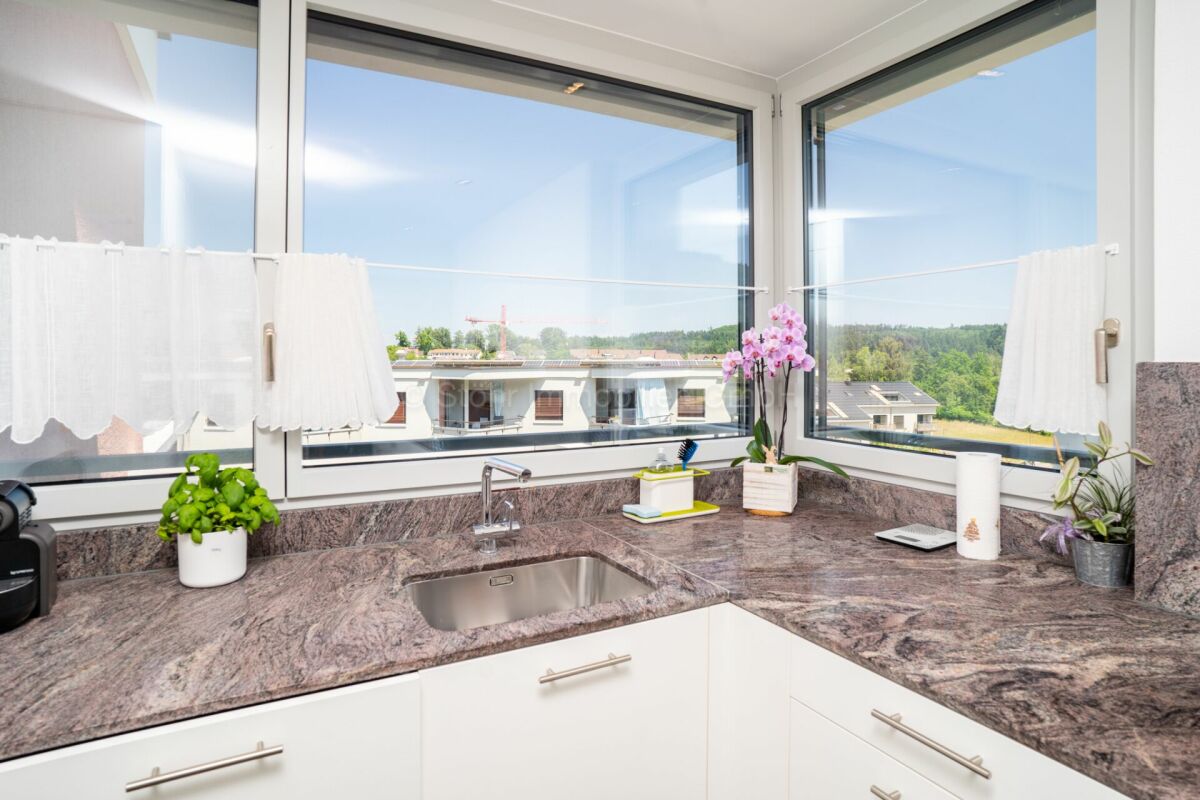 Helle Eckküche mit großem Fensterblick