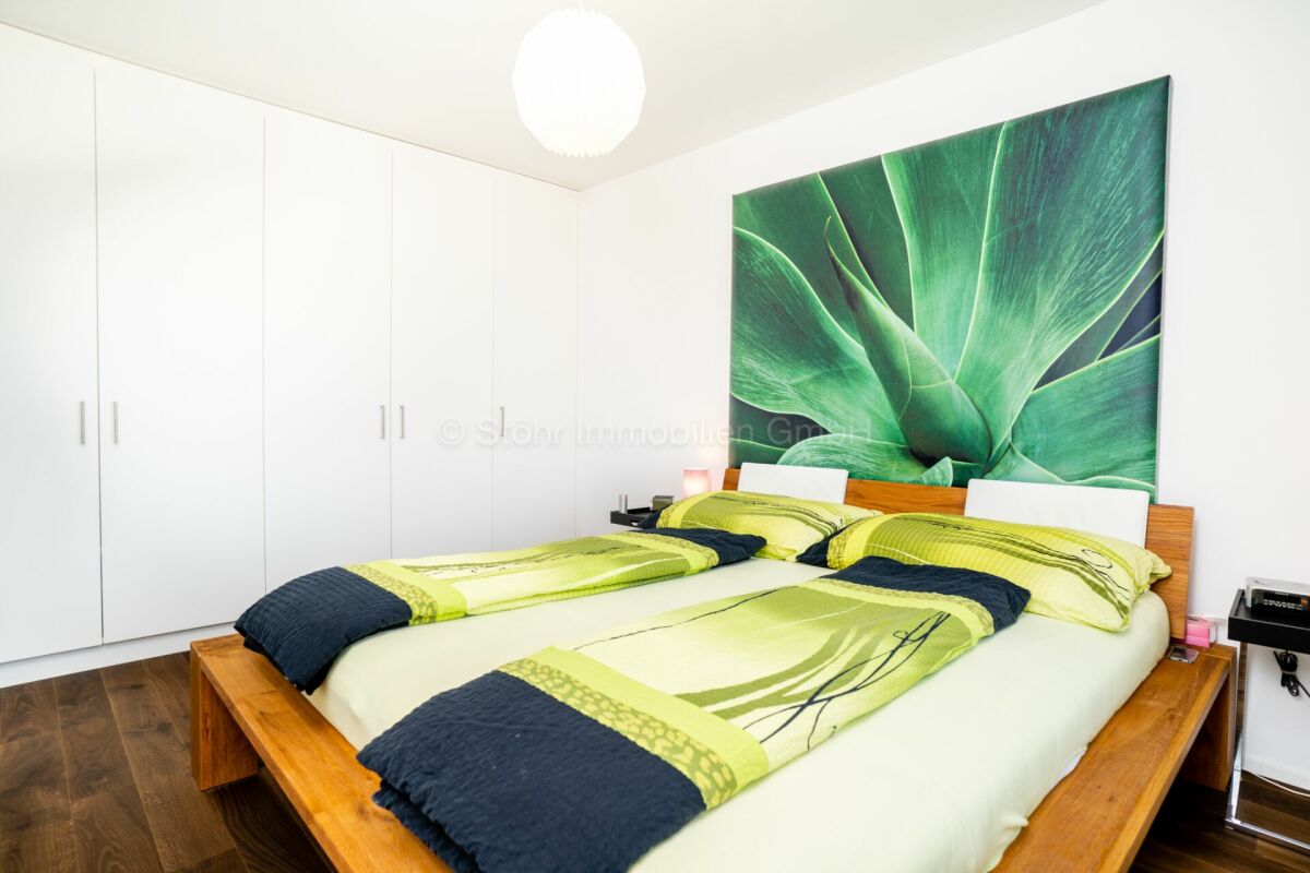 Modernes Schlafzimmer mit Doppelbett und Einbauschrank