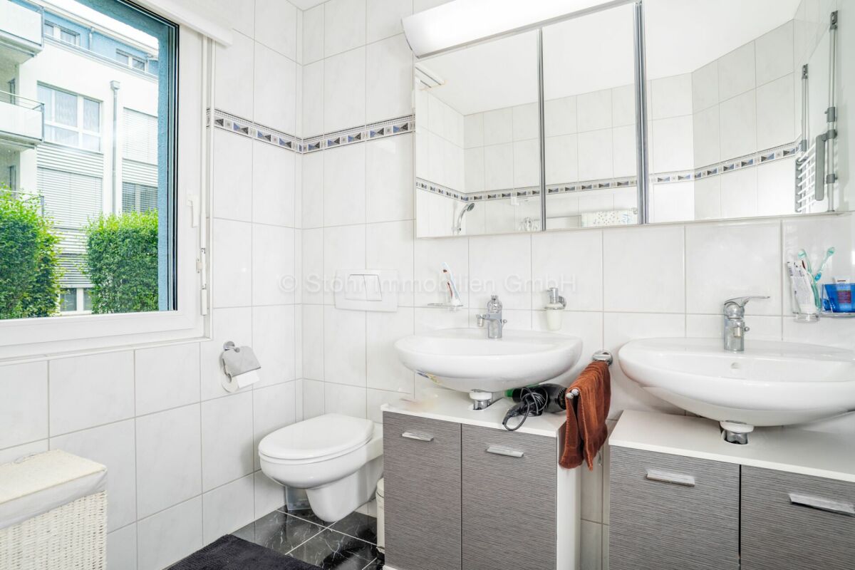 Helles Badezimmer mit Doppelwaschbecken