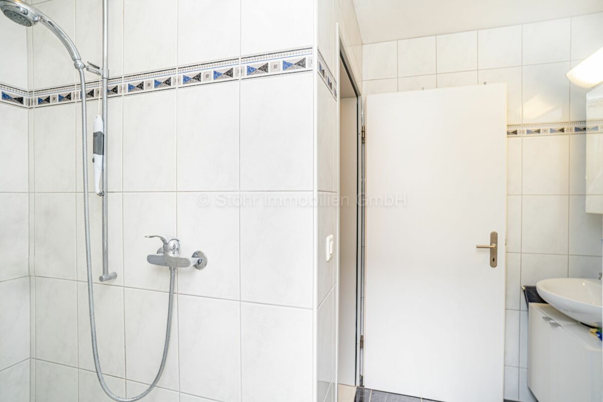 Badezimmer mit Dusche