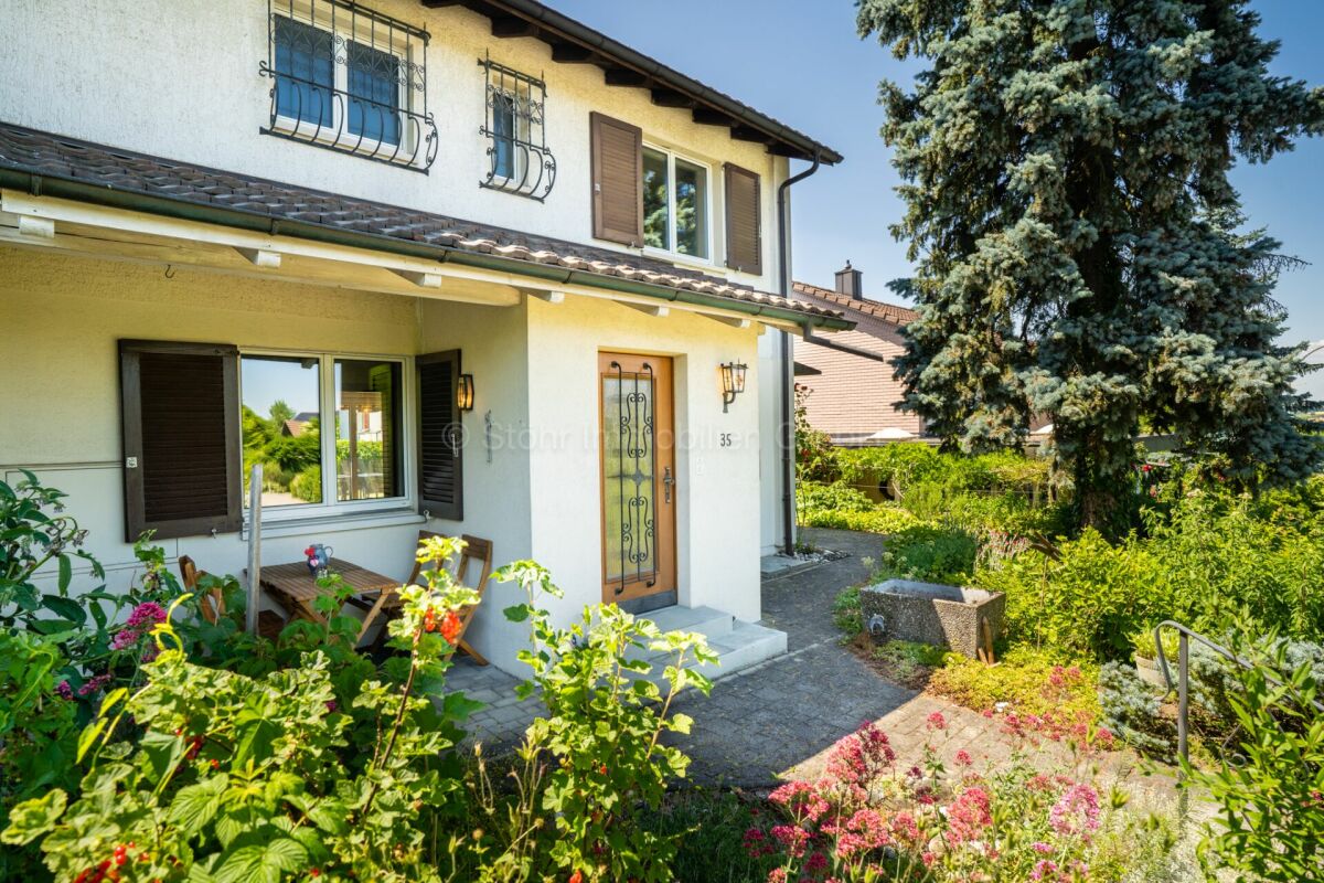 Einfamilienhaus mit gepflegtem Vorgarten