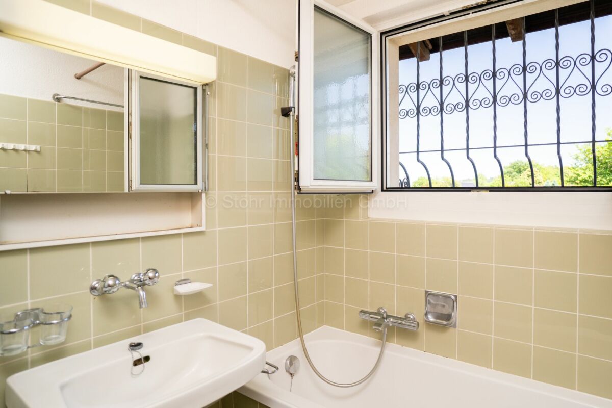 Bad mit Badewanne und Fenster