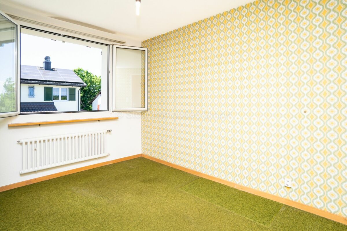 Leeres Zimmer mit Blick nach draußen