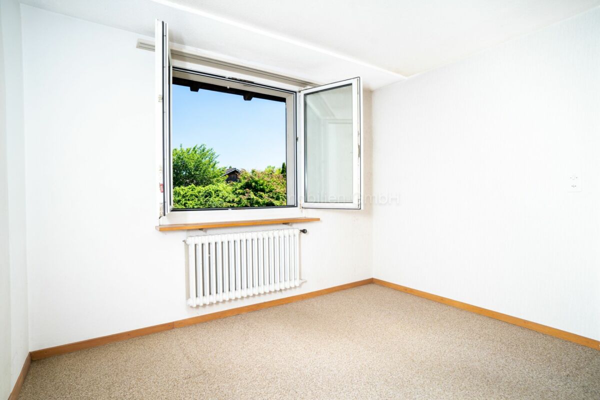 Helles leeres Zimmer mit offenem Fenster