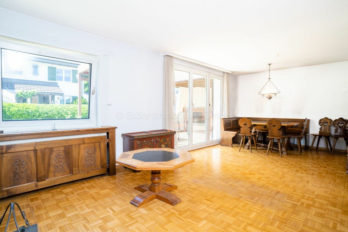 Wohnzimmer mit Essbereich und Balkonzugang
