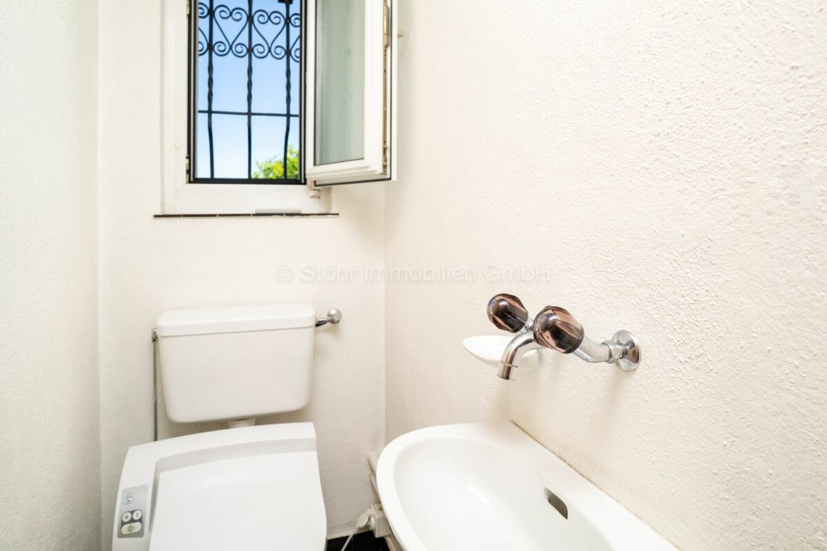 Gäste-WC mit Fenster und Waschbecken
