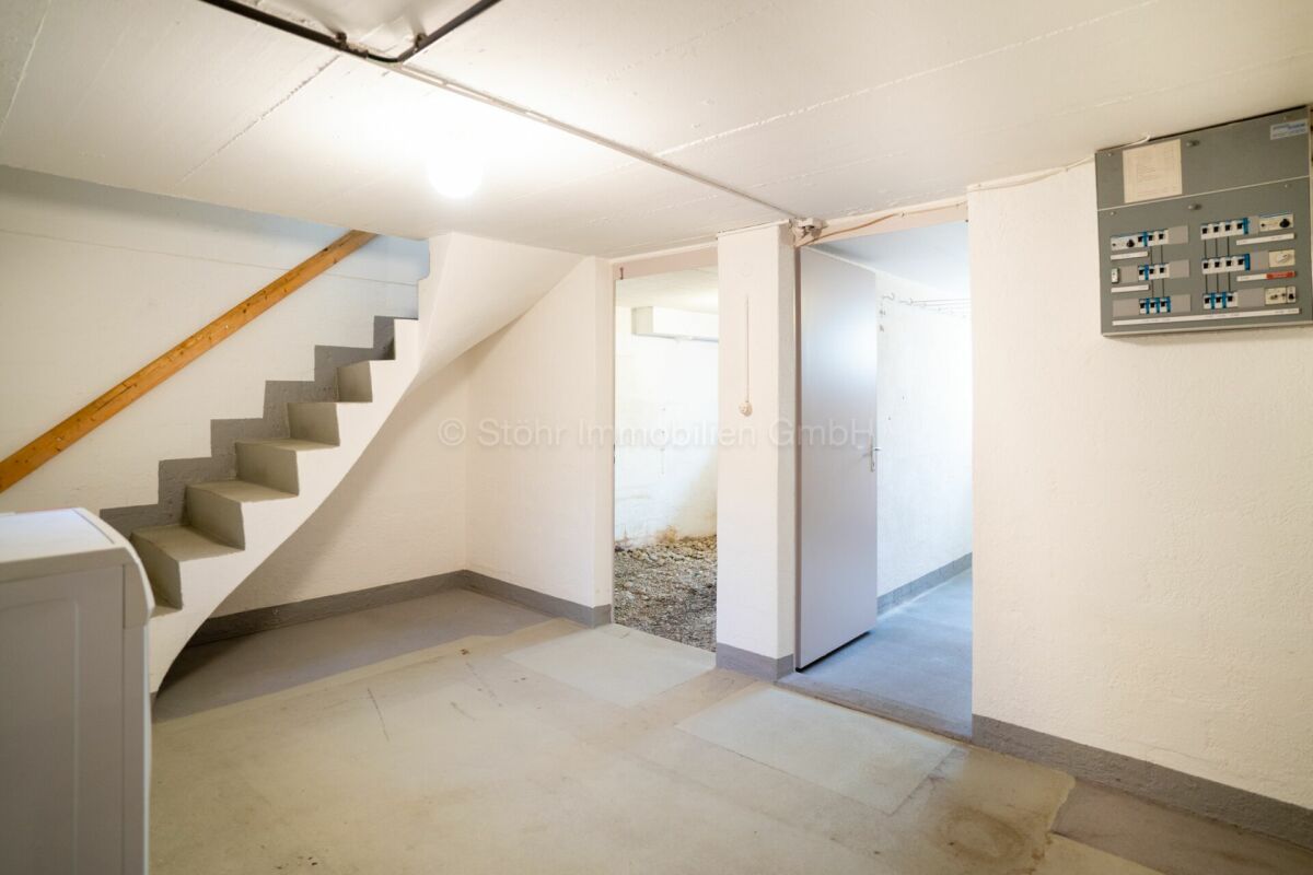 Kellerraum mit Treppe und Verteilungskasten