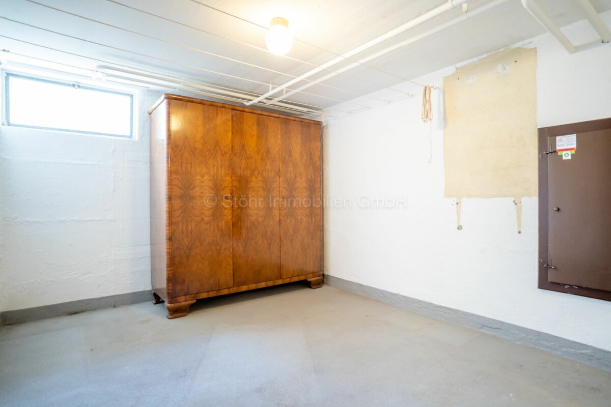 Kellerraum mit großem Holzschrank