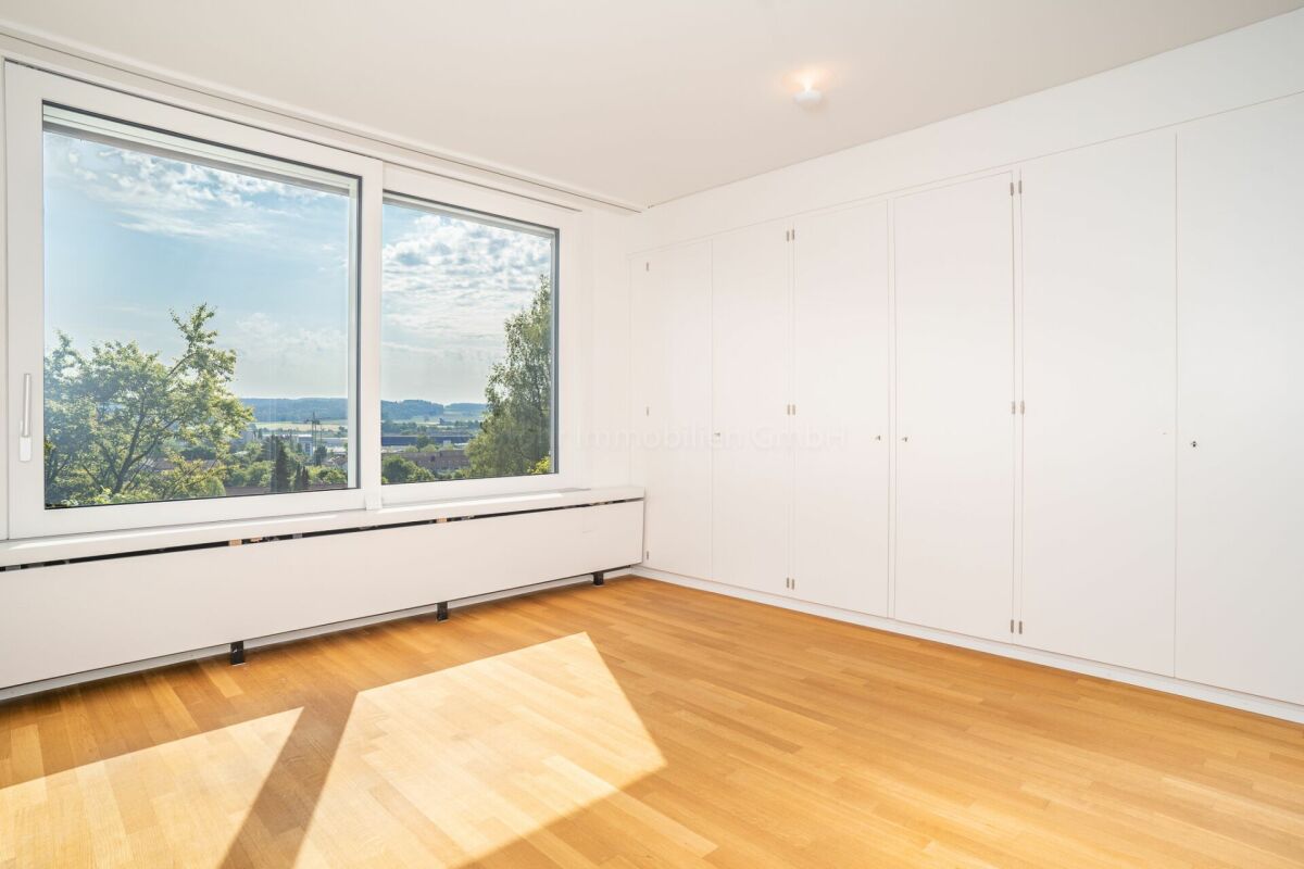 Helles Schlafzimmer mit Einbauschrank und Ausblick