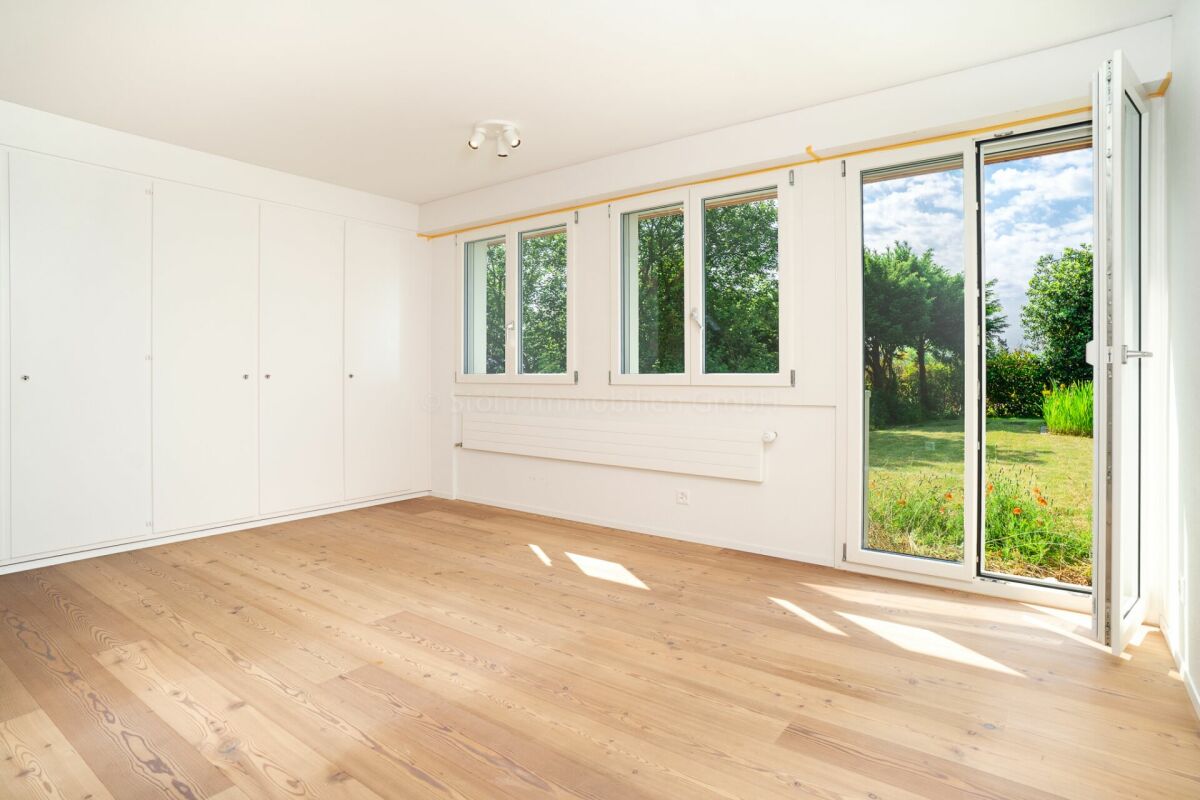 Heller leerer Raum mit Gartenblick