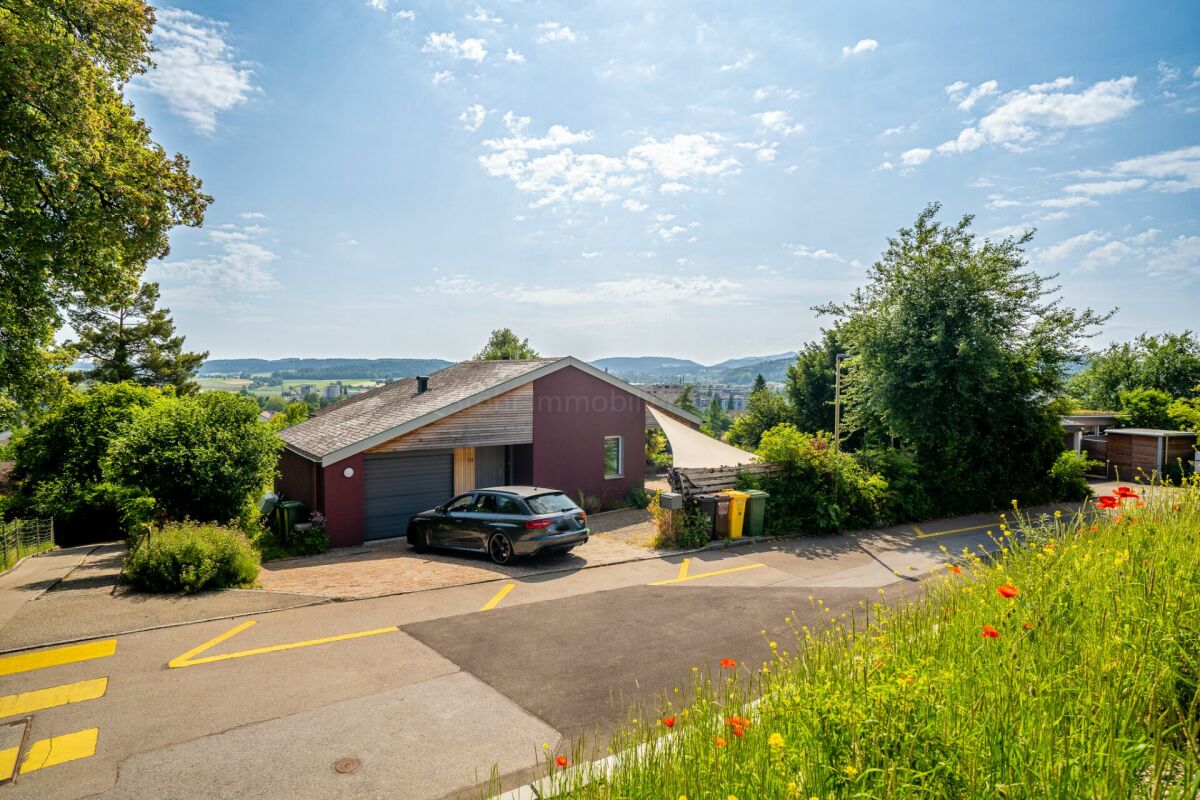 Haus mit Garage und Talblick