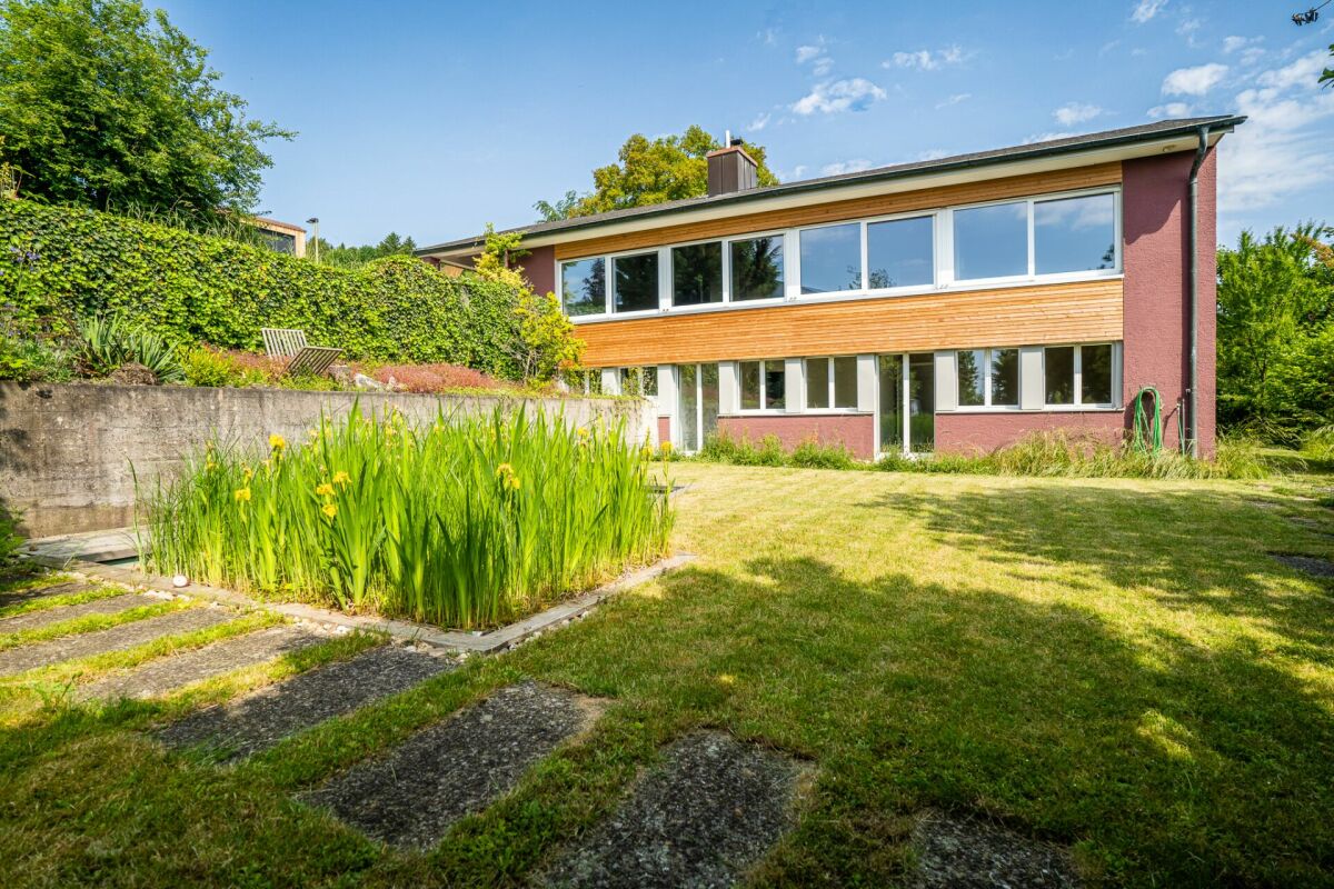 Modernes Wohnhaus mit Gartenansicht