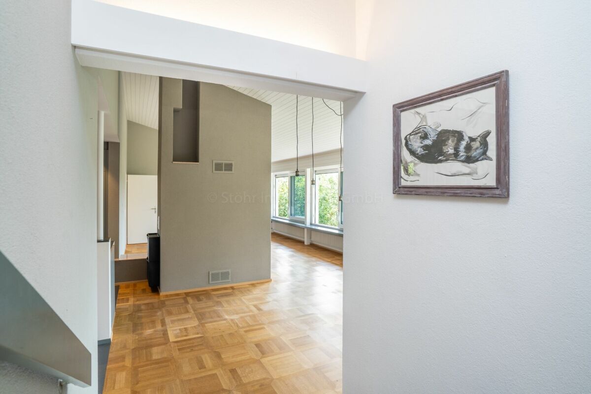 Heller Wohnbereich mit Galerie und Parkettboden