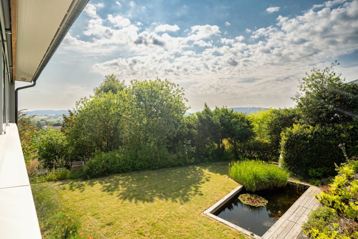 Garten mit Teich und Fernblick